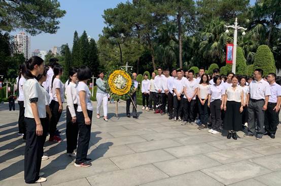 在祭奠仪式上,陈伟民部长和魏兆瑜副部长带领全体学工干部和学生代表