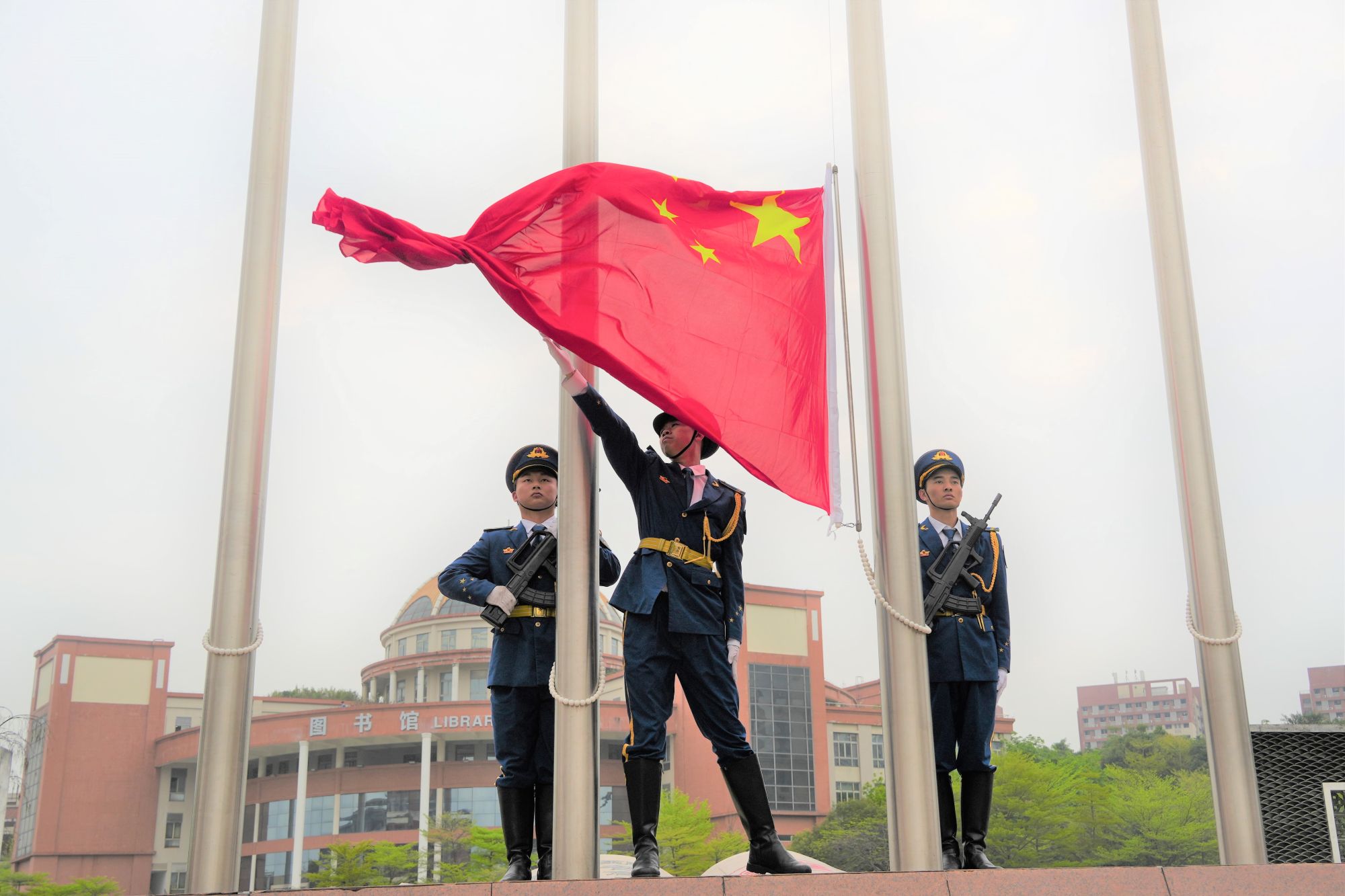  学校举行2026年春季学期“开学第一课”暨升国…